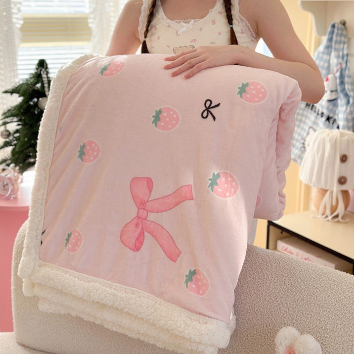 91家纺网 家纺一手货源 找家纺 Mata蔓塔家 2025新款A类秋冬可爱系牛奶绒羊羔绒多功能毛毯奶盖系列 奶盖-草莓园