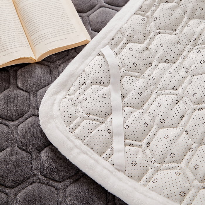 91家纺网 家纺一手货源 找家纺 芙绣家纺 2025秋冬轻奢加厚高克重牛奶绒夹棉刺绣绗缝防滑床垫 萌萌青黑