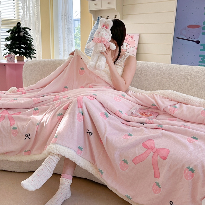 91家纺网 家纺一手货源 找家纺 Mata蔓塔家 2025新款A类秋冬可爱系牛奶绒羊羔绒多功能毛毯奶盖系列 奶盖-草莓园