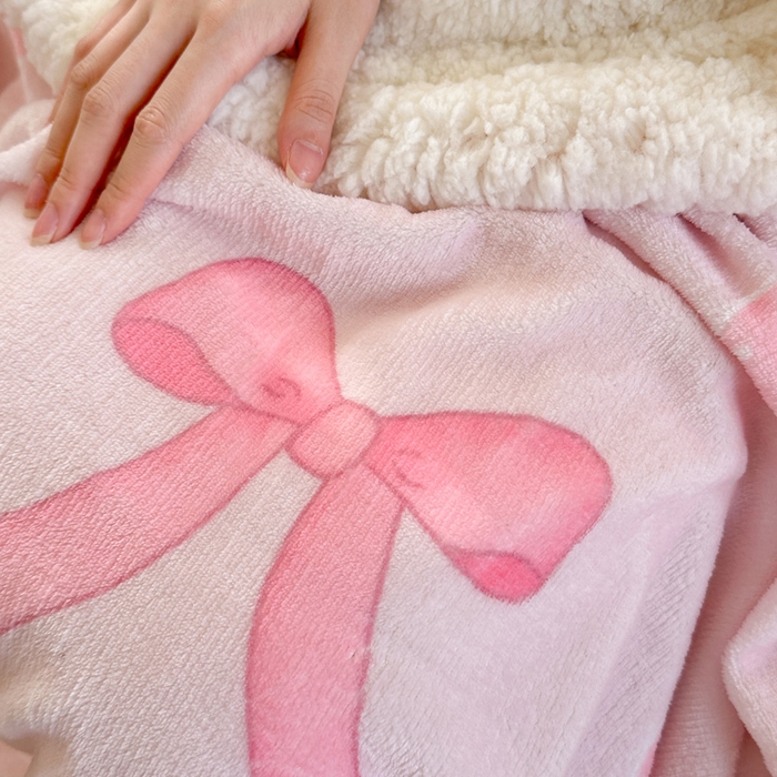 91家纺网 家纺一手货源 找家纺 Mata蔓塔家 2025新款A类秋冬可爱系牛奶绒羊羔绒多功能毛毯奶盖系列 奶盖-草莓园