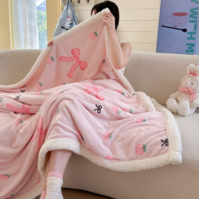 91家纺网 家纺一手货源 找家纺 Mata蔓塔家 2025新款A类秋冬可爱系牛奶绒羊羔绒多功能毛毯奶盖系列 奶盖-草莓园