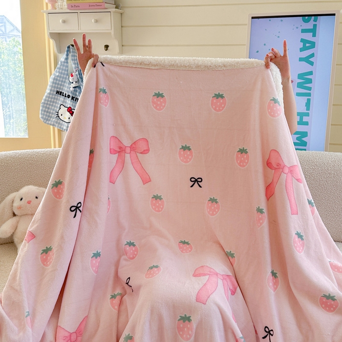 91家纺网 家纺一手货源 找家纺 Mata蔓塔家 2025新款A类秋冬可爱系牛奶绒羊羔绒多功能毛毯奶盖系列 奶盖-草莓园