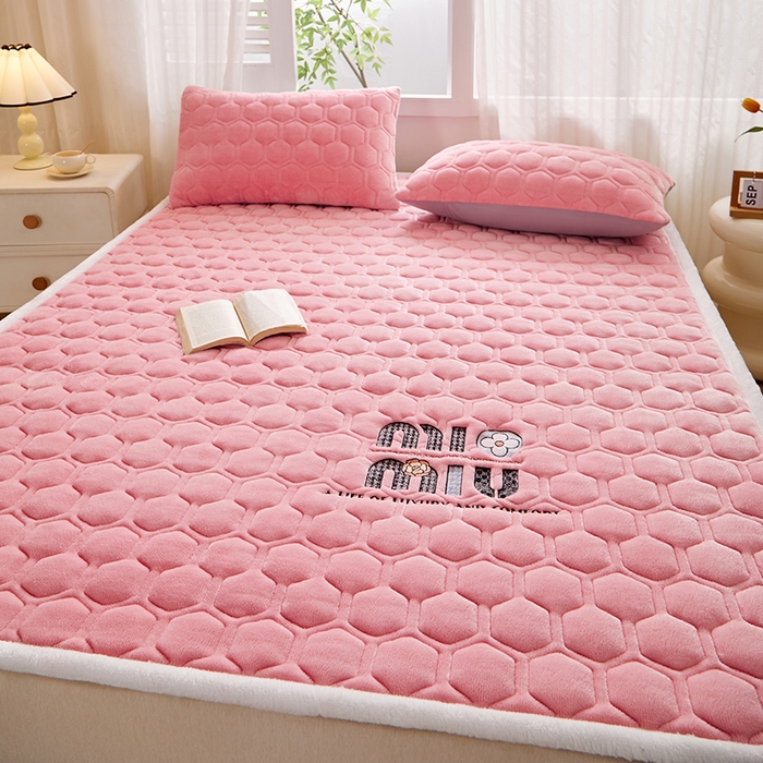 91家纺网 家纺一手货源 找家纺 芙绣家纺 2025秋冬轻奢加厚高克重牛奶绒夹棉刺绣绗缝防滑床垫 萌萌桃粉