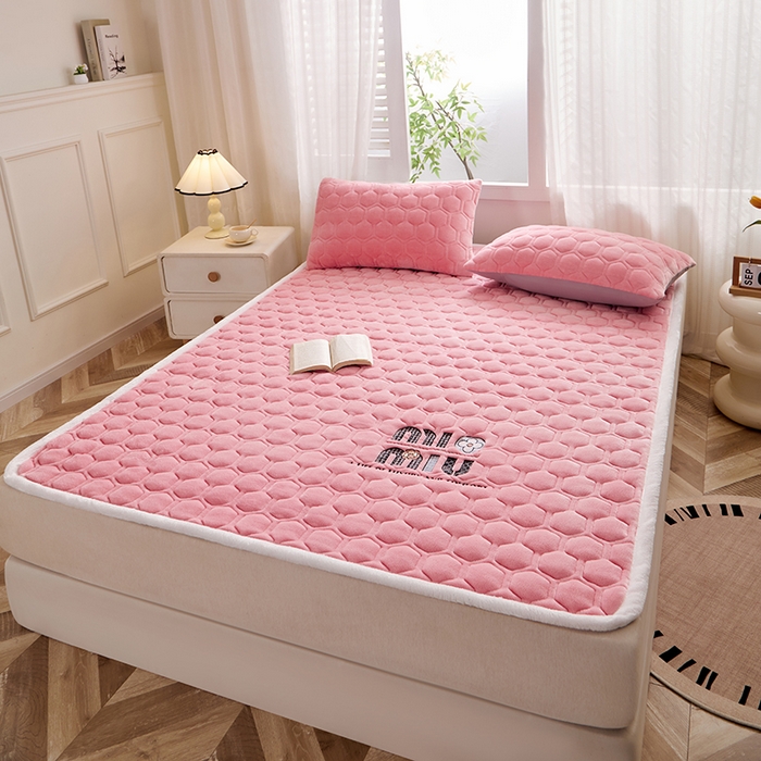 91家纺网 家纺一手货源 找家纺 芙绣家纺 2025秋冬轻奢加厚高克重牛奶绒夹棉刺绣绗缝防滑床垫 萌萌桃粉