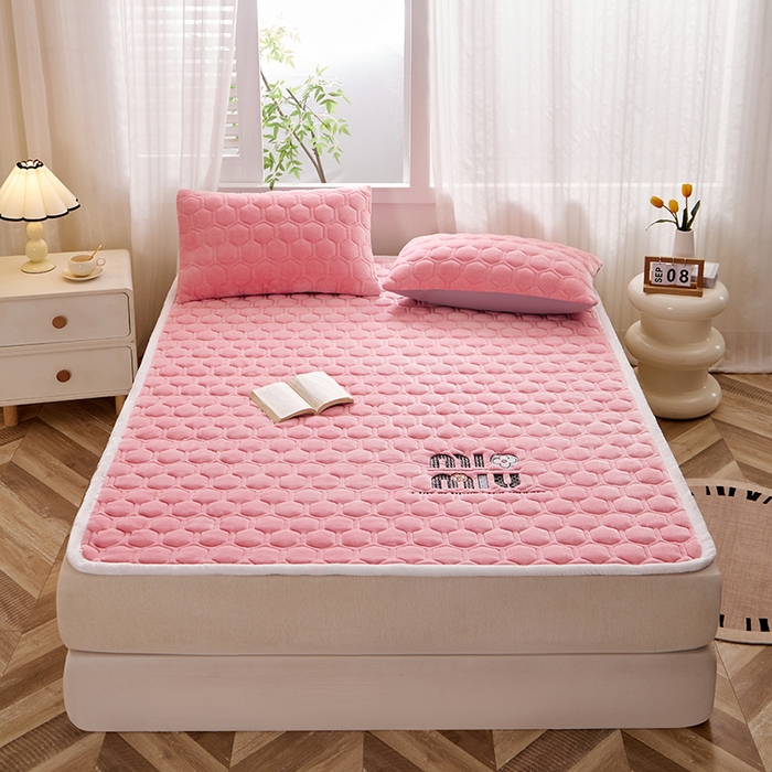 91家纺网 家纺一手货源 找家纺 芙绣家纺 2025秋冬轻奢加厚高克重牛奶绒夹棉刺绣绗缝防滑床垫 萌萌桃粉