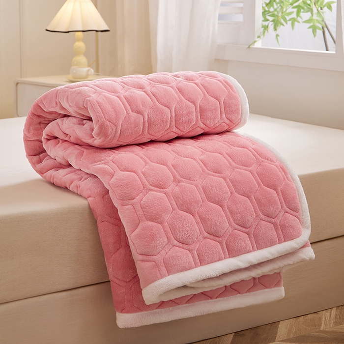 91家纺网 家纺一手货源 找家纺 芙绣家纺 2025秋冬轻奢加厚高克重牛奶绒夹棉刺绣绗缝防滑床垫 萌萌桃粉