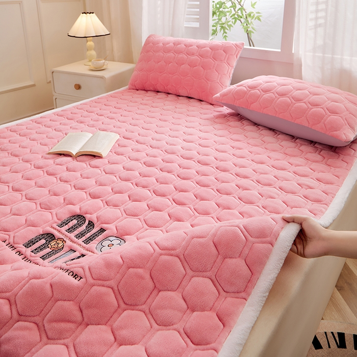 91家纺网 家纺一手货源 找家纺 芙绣家纺 2025秋冬轻奢加厚高克重牛奶绒夹棉刺绣绗缝防滑床垫 萌萌桃粉