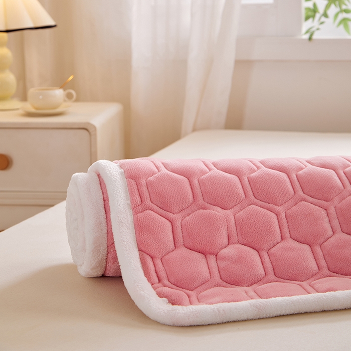 91家纺网 家纺一手货源 找家纺 芙绣家纺 2025秋冬轻奢加厚高克重牛奶绒夹棉刺绣绗缝防滑床垫 萌萌桃粉