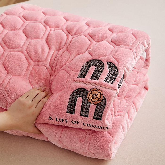 91家纺网 家纺一手货源 找家纺 芙绣家纺 2025秋冬轻奢加厚高克重牛奶绒夹棉刺绣绗缝防滑床垫 萌萌桃粉