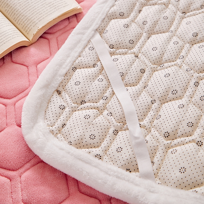 91家纺网 家纺一手货源 找家纺 芙绣家纺 2025秋冬轻奢加厚高克重牛奶绒夹棉刺绣绗缝防滑床垫 萌萌桃粉