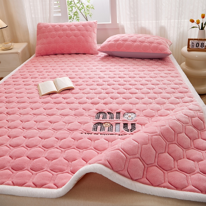 91家纺网 家纺一手货源 找家纺 芙绣家纺 2025秋冬轻奢加厚高克重牛奶绒夹棉刺绣绗缝防滑床垫 萌萌桃粉