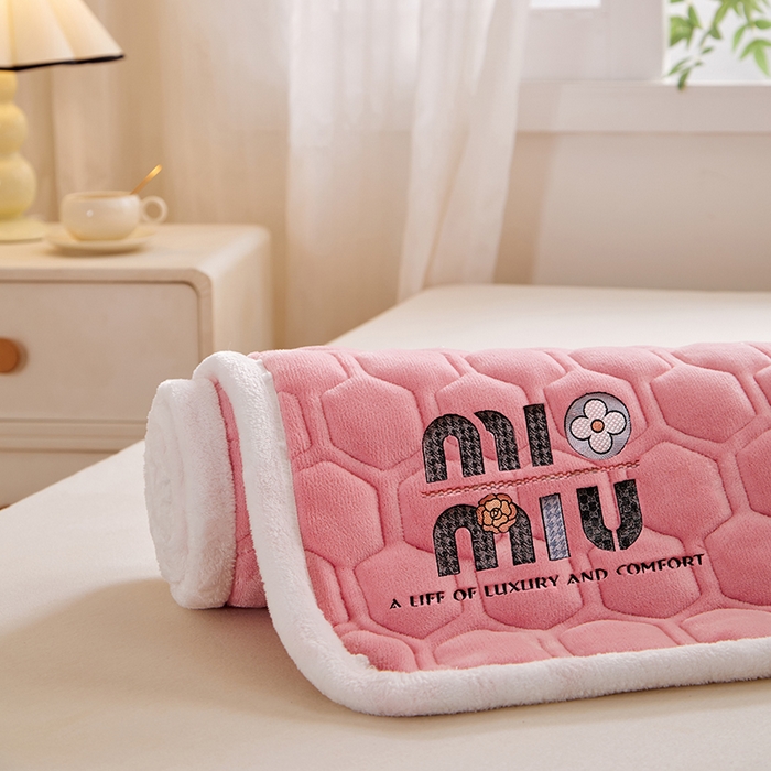 91家纺网 家纺一手货源 找家纺 芙绣家纺 2025秋冬轻奢加厚高克重牛奶绒夹棉刺绣绗缝防滑床垫 萌萌桃粉