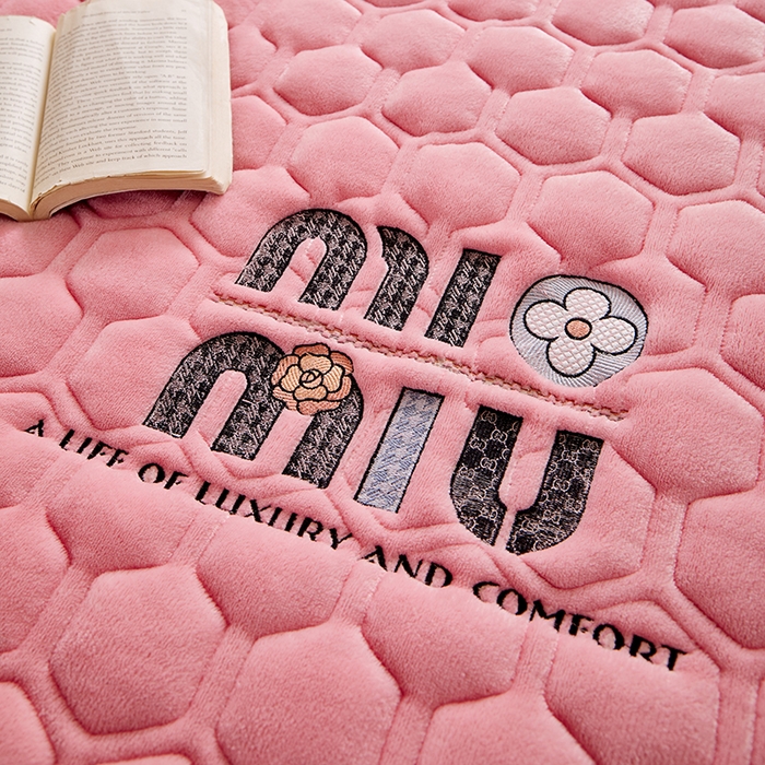 91家纺网 家纺一手货源 找家纺 芙绣家纺 2025秋冬轻奢加厚高克重牛奶绒夹棉刺绣绗缝防滑床垫 萌萌桃粉