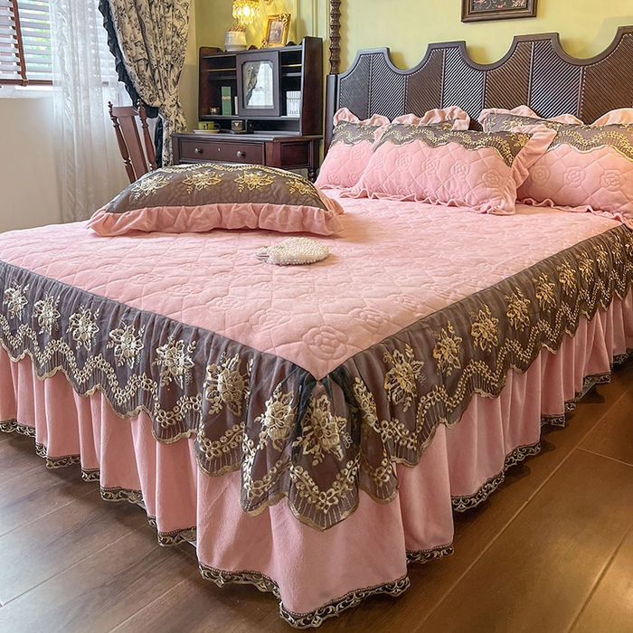 91家纺网 家纺一手货源 找家纺 网红馆（ck家纺） 2025新款高克重牛奶绒单床裙 床裙单件卡妮娜系列 卡妮娜-粉色