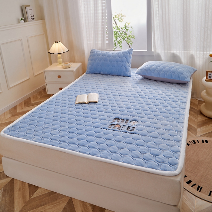 91家纺网 家纺一手货源 找家纺 芙绣家纺 2025秋冬轻奢加厚高克重牛奶绒夹棉刺绣绗缝防滑床垫 萌萌天蓝