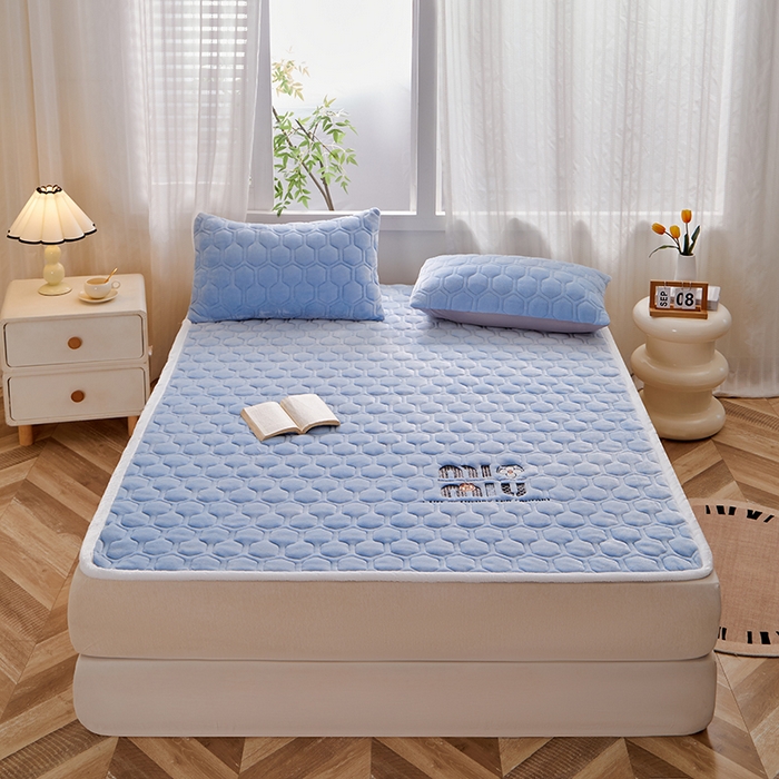 91家纺网 家纺一手货源 找家纺 芙绣家纺 2025秋冬轻奢加厚高克重牛奶绒夹棉刺绣绗缝防滑床垫 萌萌天蓝