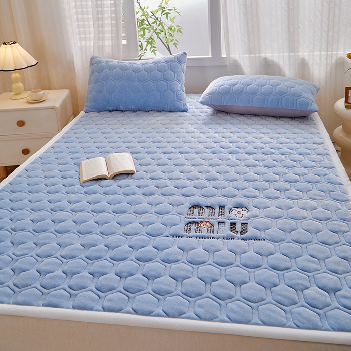 91家纺网 家纺一手货源 找家纺 芙绣家纺 2025秋冬轻奢加厚高克重牛奶绒夹棉刺绣绗缝防滑床垫 萌萌天蓝