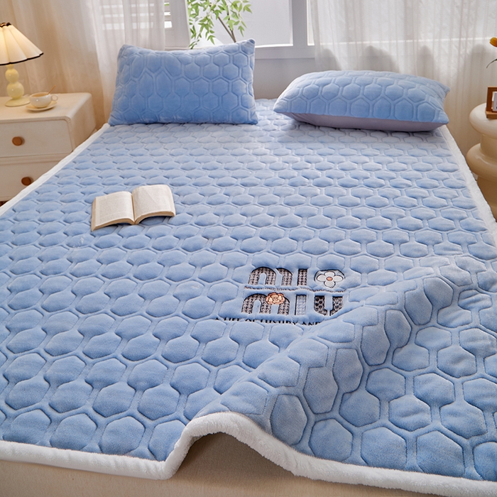 91家纺网 家纺一手货源 找家纺 芙绣家纺 2025秋冬轻奢加厚高克重牛奶绒夹棉刺绣绗缝防滑床垫 萌萌天蓝