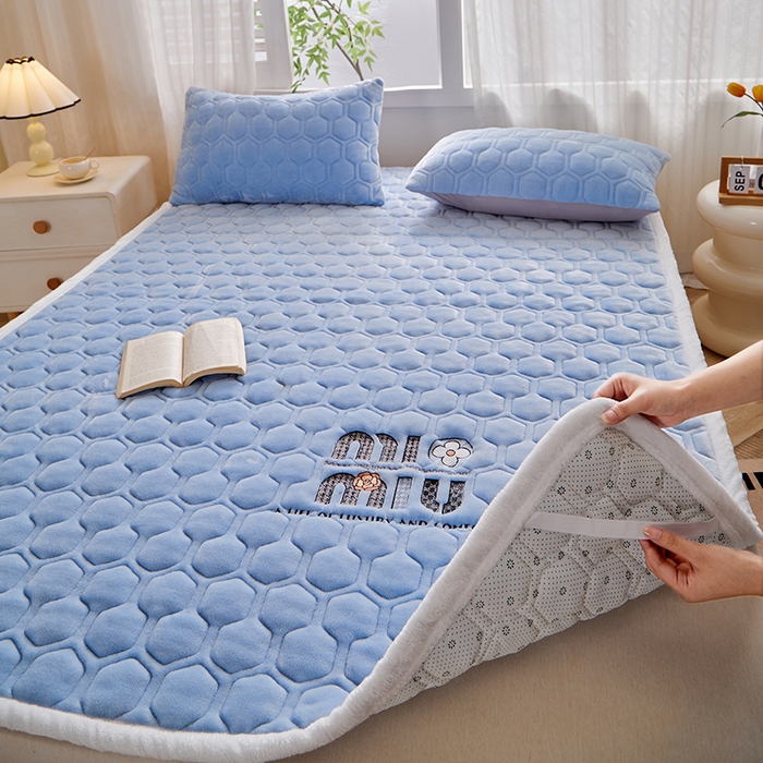 91家纺网 家纺一手货源 找家纺 芙绣家纺 2025秋冬轻奢加厚高克重牛奶绒夹棉刺绣绗缝防滑床垫 萌萌天蓝