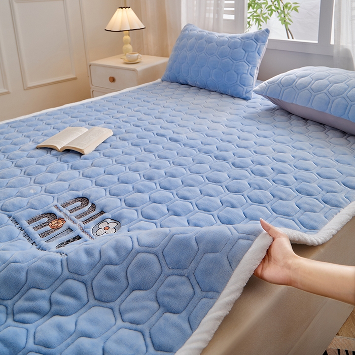 91家纺网 家纺一手货源 找家纺 芙绣家纺 2025秋冬轻奢加厚高克重牛奶绒夹棉刺绣绗缝防滑床垫 萌萌天蓝