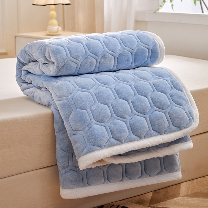 91家纺网 家纺一手货源 找家纺 芙绣家纺 2025秋冬轻奢加厚高克重牛奶绒夹棉刺绣绗缝防滑床垫 萌萌天蓝