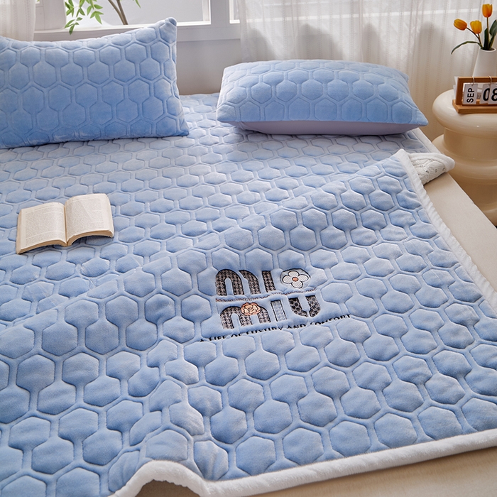 91家纺网 家纺一手货源 找家纺 芙绣家纺 2025秋冬轻奢加厚高克重牛奶绒夹棉刺绣绗缝防滑床垫 萌萌天蓝