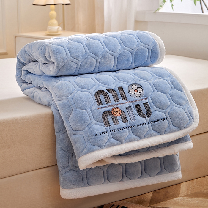 91家纺网 家纺一手货源 找家纺 芙绣家纺 2025秋冬轻奢加厚高克重牛奶绒夹棉刺绣绗缝防滑床垫 萌萌天蓝