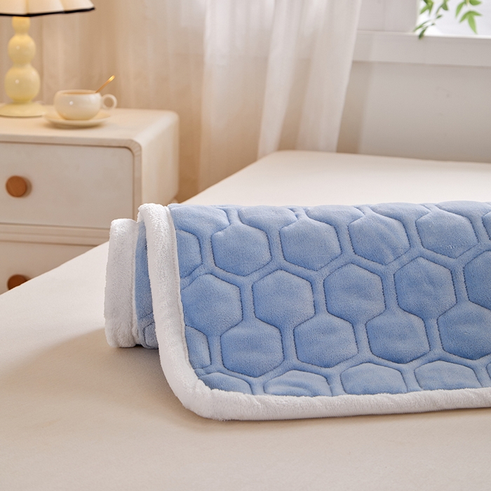 91家纺网 家纺一手货源 找家纺 芙绣家纺 2025秋冬轻奢加厚高克重牛奶绒夹棉刺绣绗缝防滑床垫 萌萌天蓝