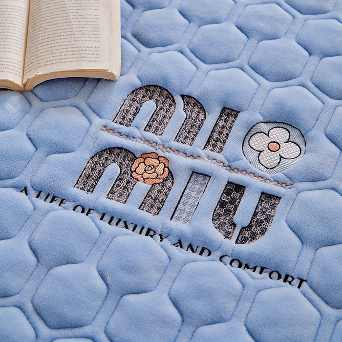 91家纺网 家纺一手货源 找家纺 芙绣家纺 2025秋冬轻奢加厚高克重牛奶绒夹棉刺绣绗缝防滑床垫 萌萌天蓝