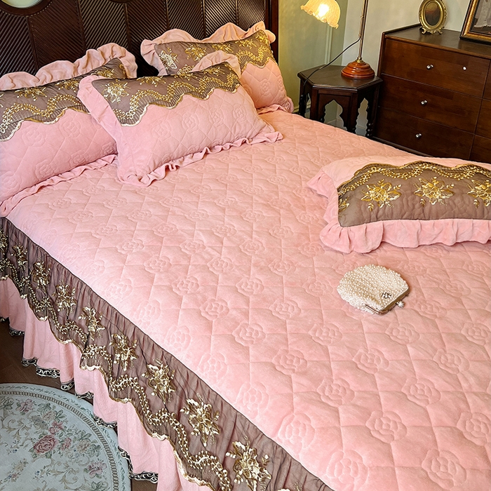 91家纺网 家纺一手货源 找家纺 网红馆（ck家纺） 2025新款高克重牛奶绒单床裙 床裙单件卡妮娜系列 卡妮娜-粉色