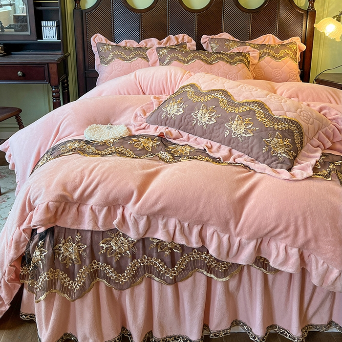 91家纺网 家纺一手货源 找家纺 网红馆（ck家纺） 2025新款高克重牛奶绒单床裙 床裙单件卡妮娜系列 卡妮娜-粉色