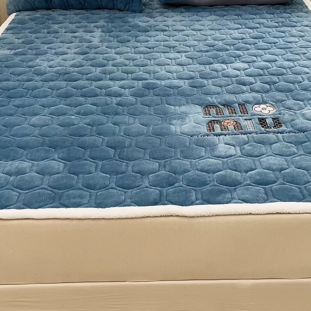 91家纺网 家纺一手货源 找家纺 芙绣家纺 2025秋冬轻奢加厚高克重牛奶绒夹棉刺绣绗缝防滑床垫 萌萌天蓝