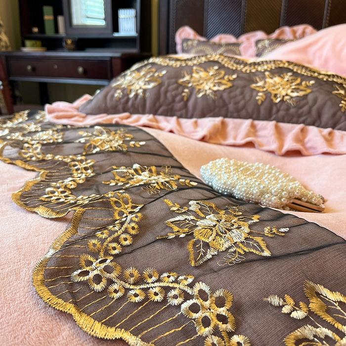 91家纺网 家纺一手货源 找家纺 网红馆（ck家纺） 2025新款高克重牛奶绒单床裙 床裙单件卡妮娜系列 卡妮娜-粉色