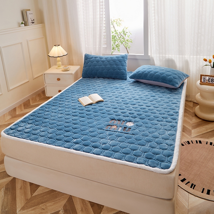 91家纺网 家纺一手货源 找家纺 芙绣家纺 2025秋冬轻奢加厚高克重牛奶绒夹棉刺绣绗缝防滑床垫 萌萌幽蓝