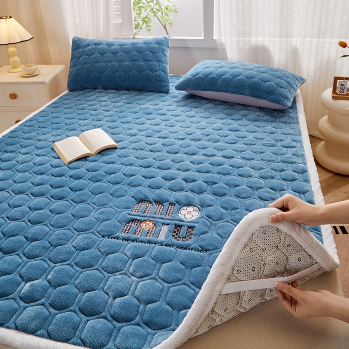 91家纺网 家纺一手货源 找家纺 芙绣家纺 2025秋冬轻奢加厚高克重牛奶绒夹棉刺绣绗缝防滑床垫 萌萌幽蓝