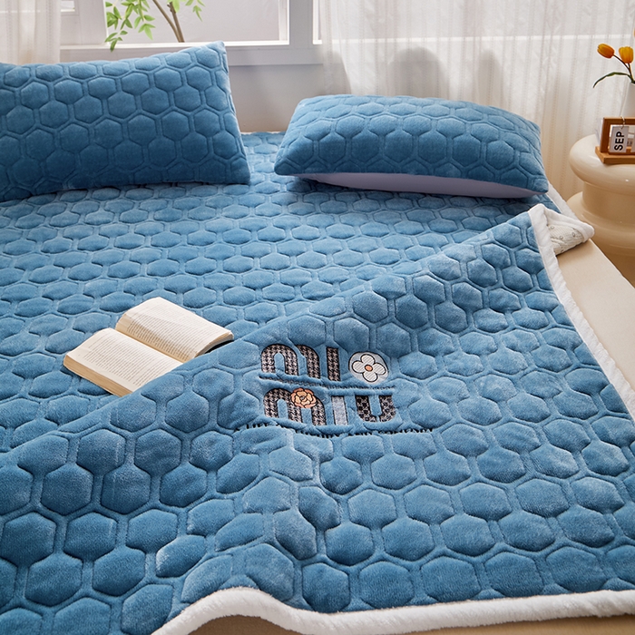 91家纺网 家纺一手货源 找家纺 芙绣家纺 2025秋冬轻奢加厚高克重牛奶绒夹棉刺绣绗缝防滑床垫 萌萌幽蓝