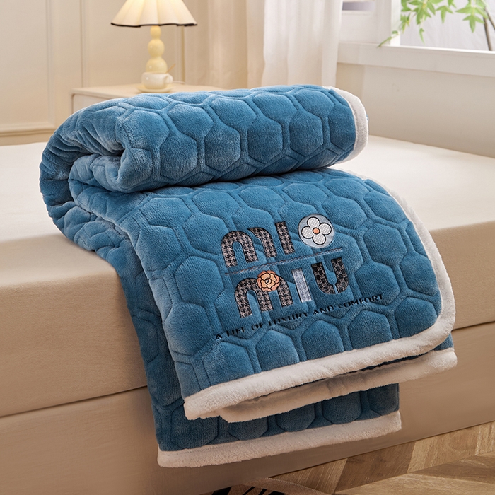 91家纺网 家纺一手货源 找家纺 芙绣家纺 2025秋冬轻奢加厚高克重牛奶绒夹棉刺绣绗缝防滑床垫 萌萌幽蓝