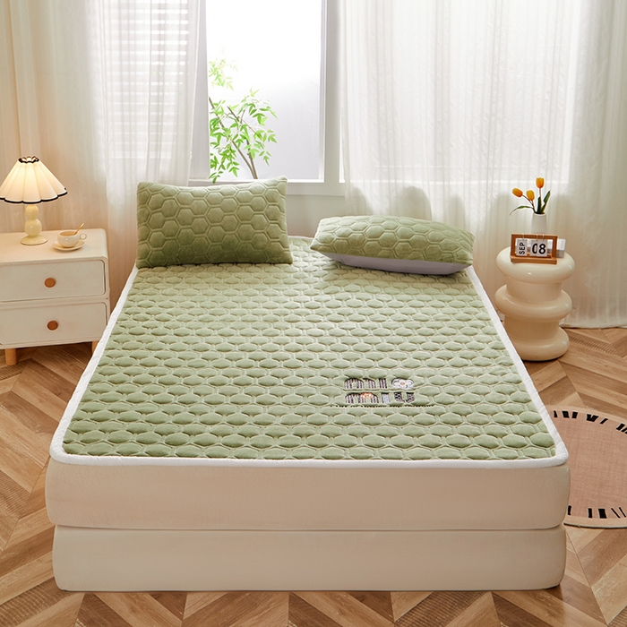 91家纺网 家纺一手货源 找家纺 芙绣家纺 2025秋冬轻奢加厚高克重牛奶绒夹棉刺绣绗缝防滑床垫 萌萌竹绿