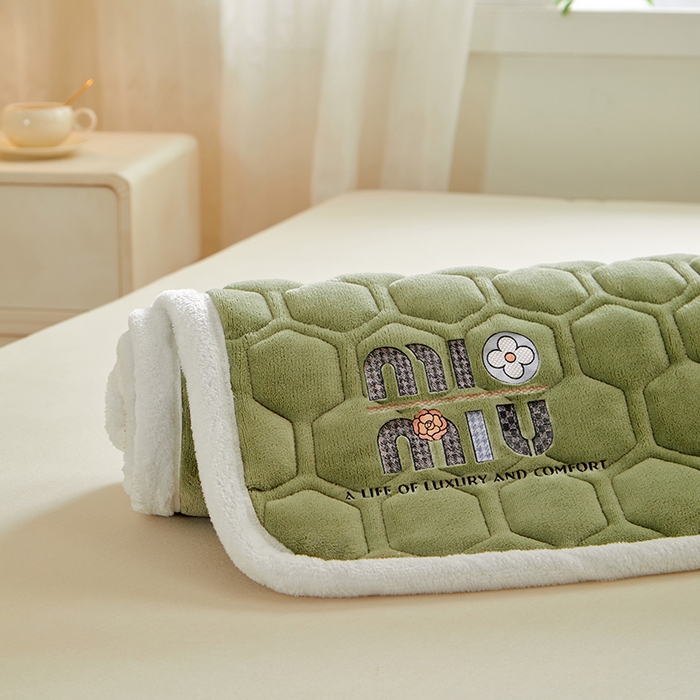 91家纺网 家纺一手货源 找家纺 芙绣家纺 2025秋冬轻奢加厚高克重牛奶绒夹棉刺绣绗缝防滑床垫 萌萌竹绿