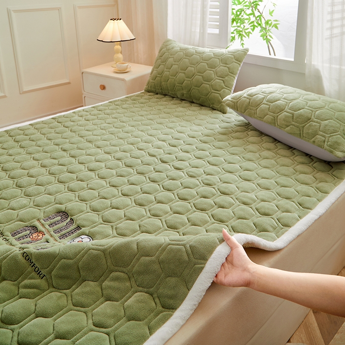 91家纺网 家纺一手货源 找家纺 芙绣家纺 2025秋冬轻奢加厚高克重牛奶绒夹棉刺绣绗缝防滑床垫 萌萌竹绿