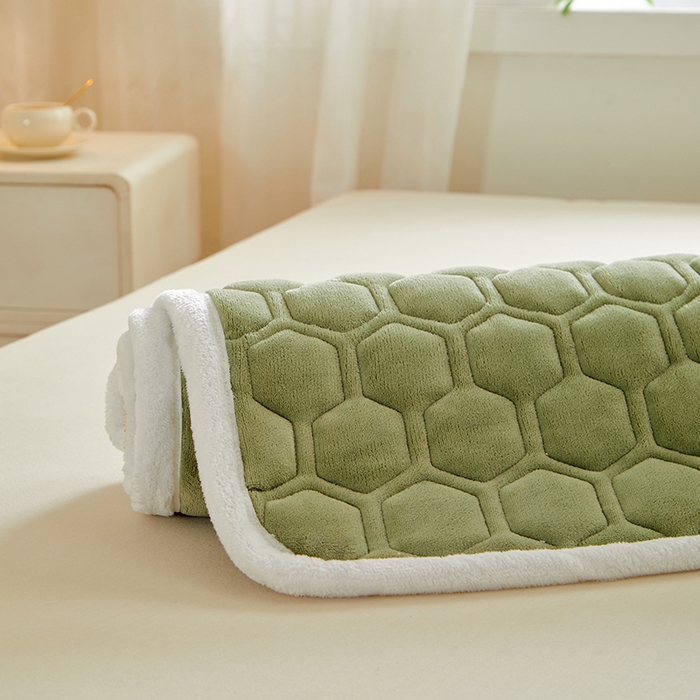 91家纺网 家纺一手货源 找家纺 芙绣家纺 2025秋冬轻奢加厚高克重牛奶绒夹棉刺绣绗缝防滑床垫 萌萌竹绿