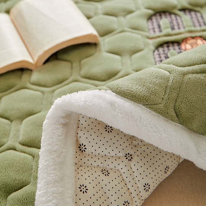 91家纺网 家纺一手货源 找家纺 芙绣家纺 2025秋冬轻奢加厚高克重牛奶绒夹棉刺绣绗缝防滑床垫 萌萌竹绿