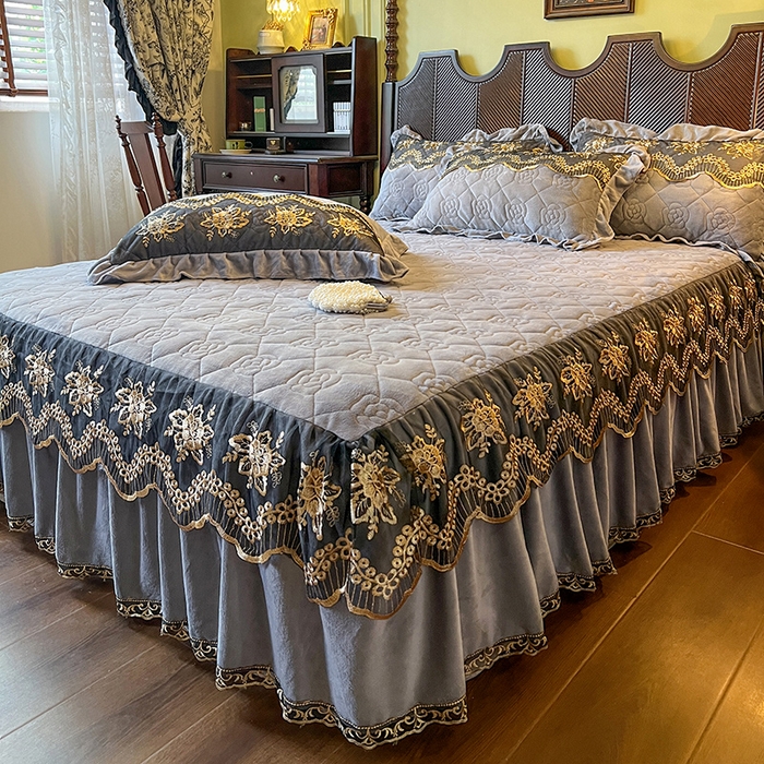 91家纺网 家纺一手货源 找家纺 网红馆（ck家纺） 2025新款高克重牛奶绒单床裙 床裙单件卡妮娜系列 卡妮娜-灰色