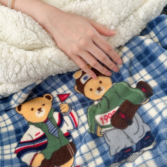 91家纺网 家纺一手货源 找家纺 Mata蔓塔家 2025新款A类秋冬可爱系牛奶绒羊羔绒多功能毛毯奶盖系列 奶盖-穿鞋的熊