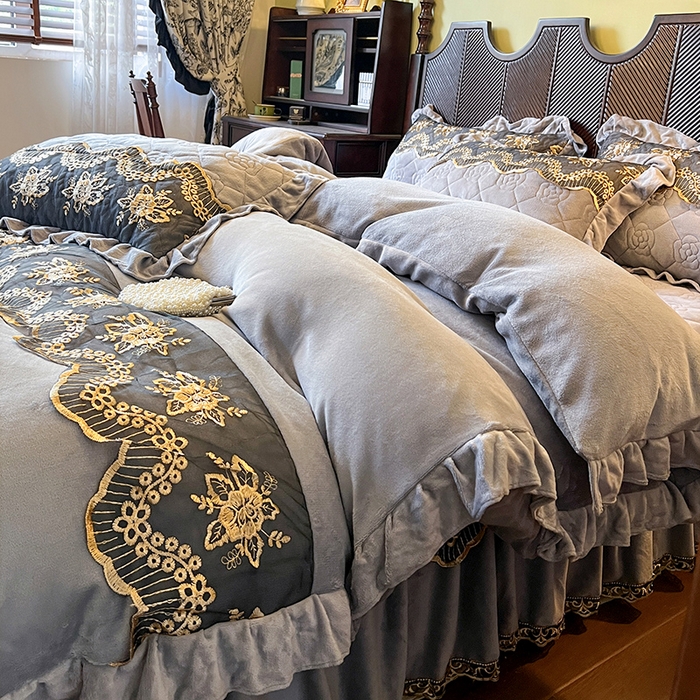 91家纺网 家纺一手货源 找家纺 网红馆（ck家纺） 2025新款高克重牛奶绒单床裙 床裙单件卡妮娜系列 卡妮娜-灰色