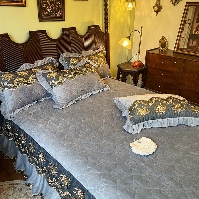 91家纺网 家纺一手货源 找家纺 网红馆（ck家纺） 2025新款高克重牛奶绒单床裙 床裙单件卡妮娜系列 卡妮娜-灰色