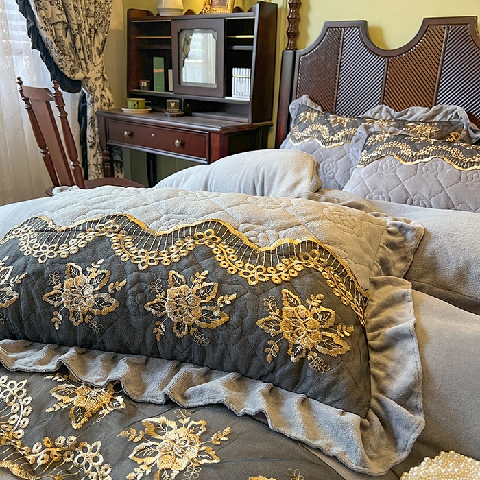 91家纺网 家纺一手货源 找家纺 网红馆（ck家纺） 2025新款高克重牛奶绒单床裙 床裙单件卡妮娜系列 卡妮娜-灰色