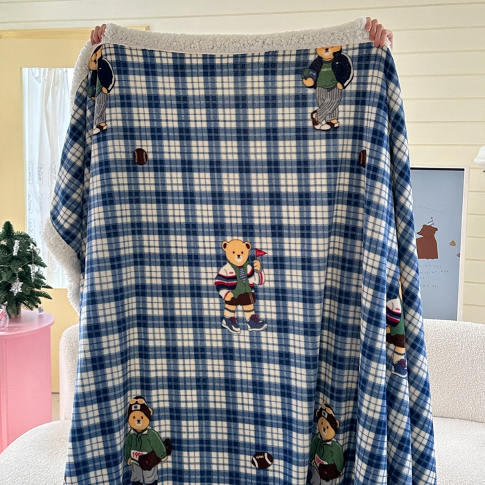 91家纺网 家纺一手货源 找家纺 Mata蔓塔家 2025新款A类秋冬可爱系牛奶绒羊羔绒多功能毛毯奶盖系列 奶盖-穿鞋的熊