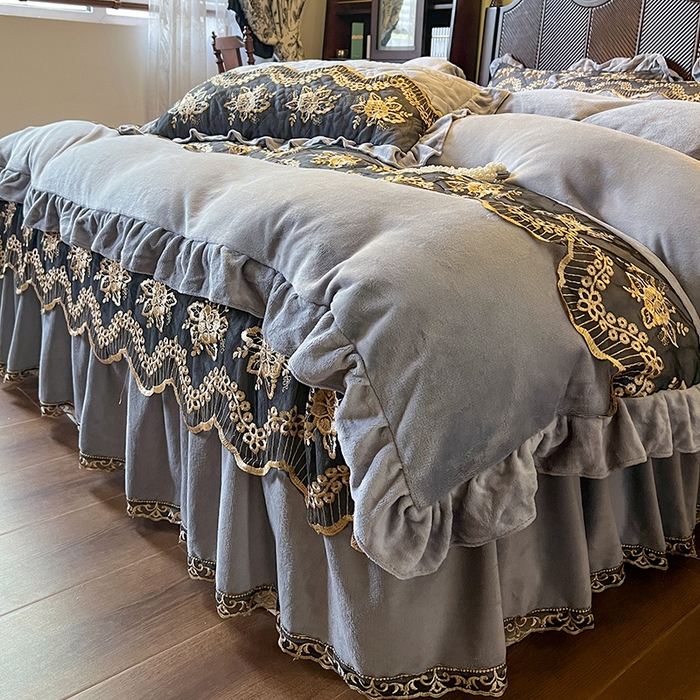 91家纺网 家纺一手货源 找家纺 网红馆（ck家纺） 2025新款高克重牛奶绒单床裙 床裙单件卡妮娜系列 卡妮娜-灰色