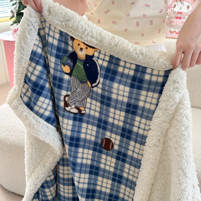 91家纺网 家纺一手货源 找家纺 Mata蔓塔家 2025新款A类秋冬可爱系牛奶绒羊羔绒多功能毛毯奶盖系列 奶盖-穿鞋的熊